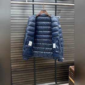 Пуховая куртка Moncler — легкая пухова