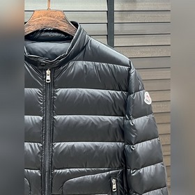 Пуховая куртка Moncler — легкая пухова