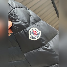 Пуховая куртка Moncler — легкая пухова