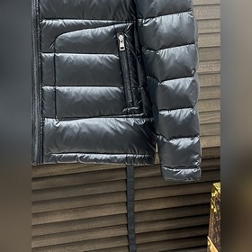Пуховая куртка Moncler — легкая пухова