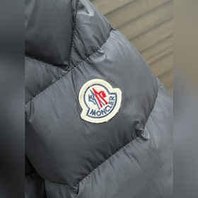 Пуховая куртка Moncler — легкая пухова