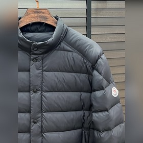 Пуховая куртка Moncler — легкая пухова
