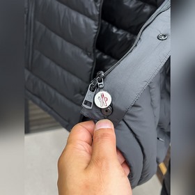 Пуховая куртка Moncler — легкая пухова
