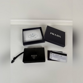 Короткий кошелек PRADA с застежкой-кно