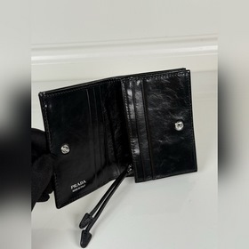 Короткий кошелек PRADA с застежкой-кно