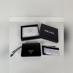 Короткий кошелек PRADA с застежкой-кно