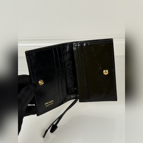 Короткий кошелек PRADA с застежкой-кно