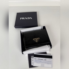Короткий кошелек PRADA с застежкой-кно