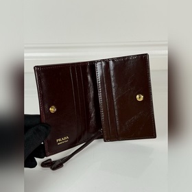 Короткий кошелек PRADA с застежкой-кно