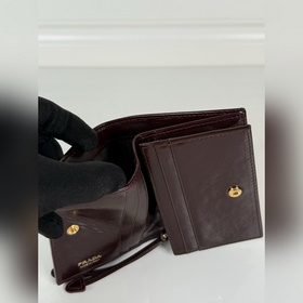 Короткий кошелек PRADA с застежкой-кно