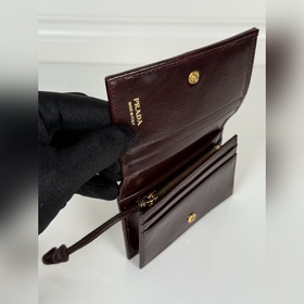 Короткий кошелек PRADA с застежкой-кно