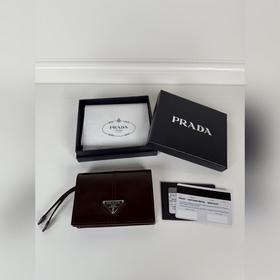 Короткий кошелек PRADA с застежкой-кно