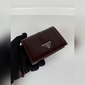 Короткий кошелек PRADA с застежкой-кно