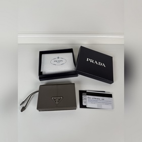 Короткий кошелек PRADA с застежкой-кно