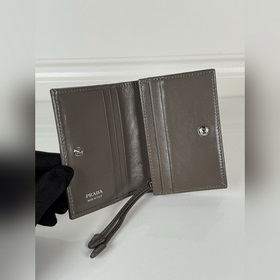 Короткий кошелек PRADA с застежкой-кно