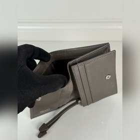 Короткий кошелек PRADA с застежкой-кно