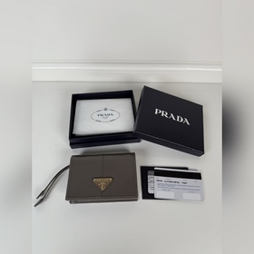 Короткий кошелек PRADA с застежкой-кно