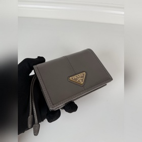 Короткий кошелек PRADA с застежкой-кно