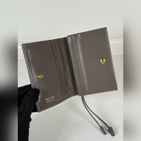 Короткий кошелек PRADA с застежкой-кно