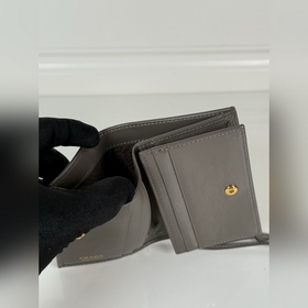 Короткий кошелек PRADA с застежкой-кно