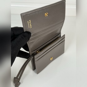 Короткий кошелек PRADA с застежкой-кно