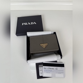 Короткий кошелек PRADA с застежкой-кно