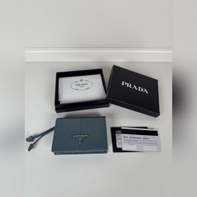 Короткий кошелек PRADA с застежкой-кно