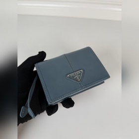 Короткий кошелек PRADA с застежкой-кно