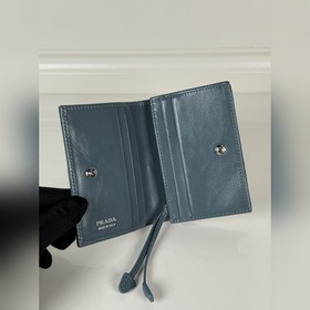 Короткий кошелек PRADA с застежкой-кно