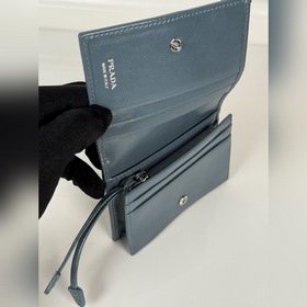 Короткий кошелек PRADA с застежкой-кно