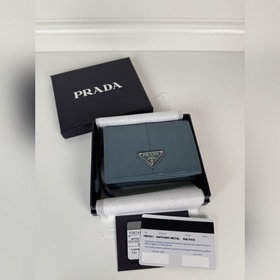 Короткий кошелек PRADA с застежкой-кно