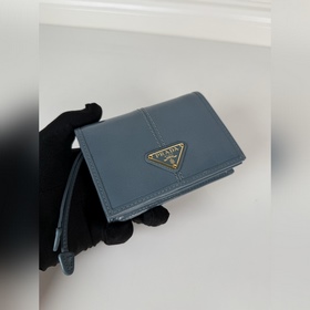 Короткий кошелек PRADA с застежкой-кно