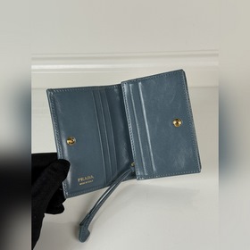 Короткий кошелек PRADA с застежкой-кно