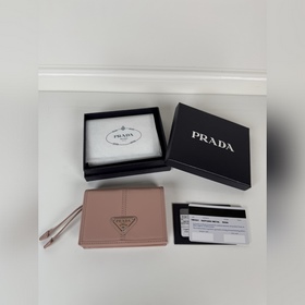Короткий кошелек PRADA с застежкой-кно