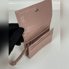 Короткий кошелек PRADA с застежкой-кно