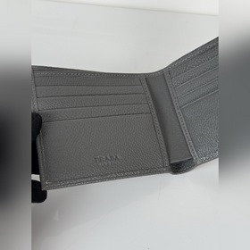 Мужской короткий кожаный кошелек PRADA