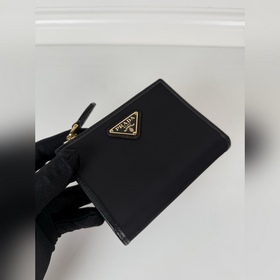 Универсальный компактный кошелек PRADA