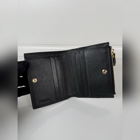 Универсальный компактный кошелек PRADA