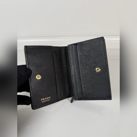 Короткий кошелек PRADA с застежкой-кно