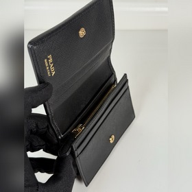 Короткий кошелек PRADA с застежкой-кно