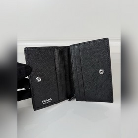 Короткий кошелек PRADA с застежкой-кно
