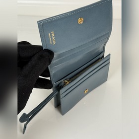 Короткий кошелек PRADA с застежкой-кно