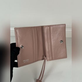 Короткий кошелек PRADA с застежкой-кно