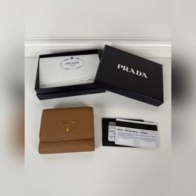 Женский короткий кожаный кошелек PRADA