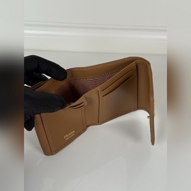 Женский короткий кожаный кошелек PRADA