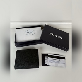 Женский короткий кожаный кошелек PRADA