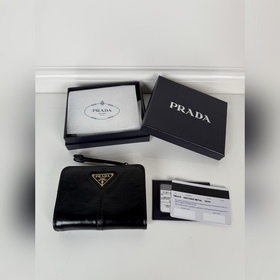 Короткий кожаный кошелек PRADA из черн