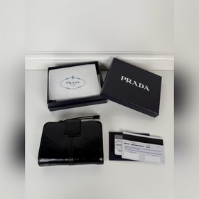 Короткий кожаный кошелек PRADA из черн