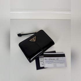 Короткий кожаный кошелек PRADA из черн