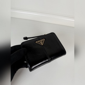 Короткий кожаный кошелек PRADA из черн